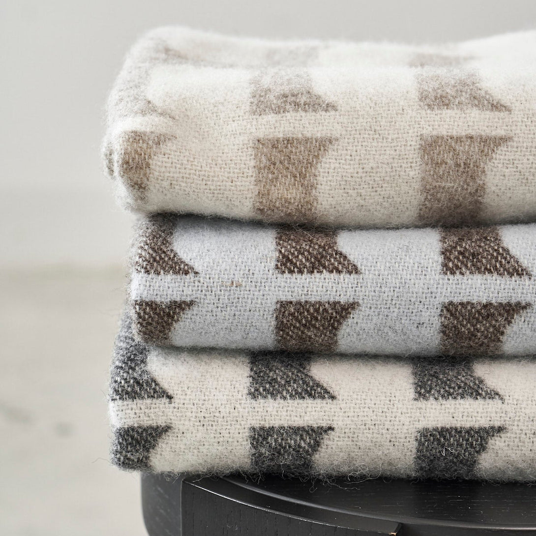 MiaCara Flora Dog Blanket – Premium Wool Dog Blanket for Home & Travel